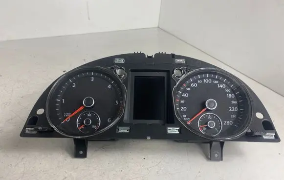 Volkswagen PASSAT B7 Speedometer (instrument cluster) 3C8920870L