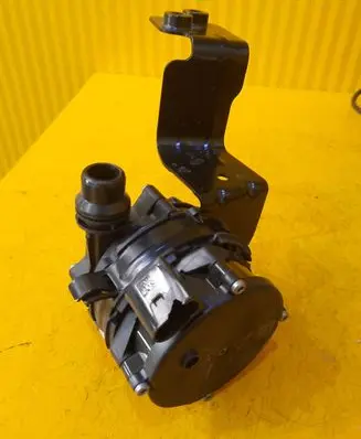 Mercedes-Benz C W205 Water pump A0005004900
