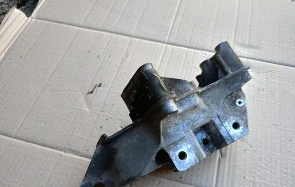 Volkswagen Golf IV Engine mounting bracket 036199275E