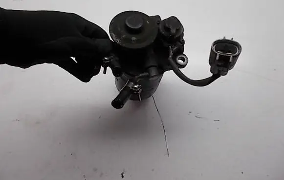 Subaru Impreza III Fuel filter housing 