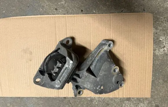 Nissan Qashqai J12 Engine mounting bracket