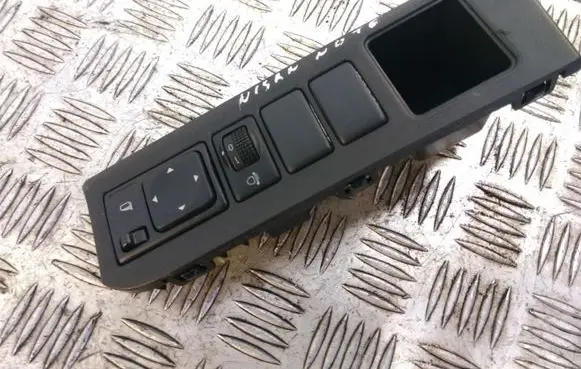 Nissan Note (E11) Wing mirror switch 684859U000