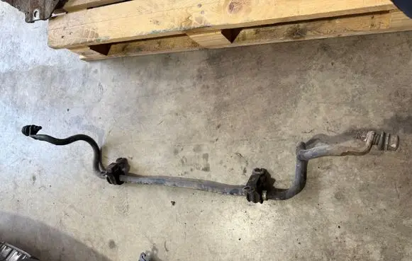 Nissan Leaf I (ZE0) Front anti-roll bar/sway bar