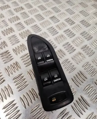 Renault Laguna II Electric window control switch 8200397299B