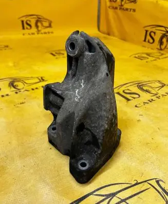 Mercedes-Benz CLS C218 AMG Engine mounting bracket A6422233004