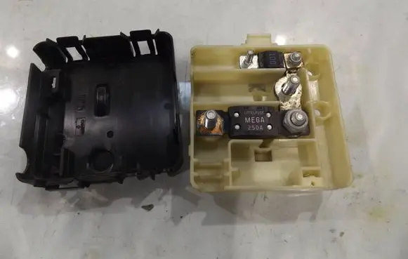 BMW 3 E46 Relay mounting block 8387547