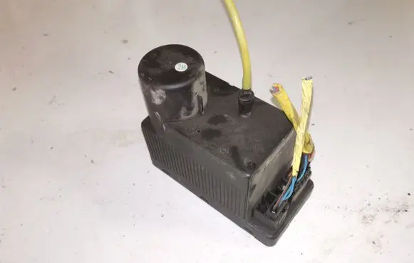 Mercedes-Benz C W202 Central locking vacuum pump 0132006344 2028001048