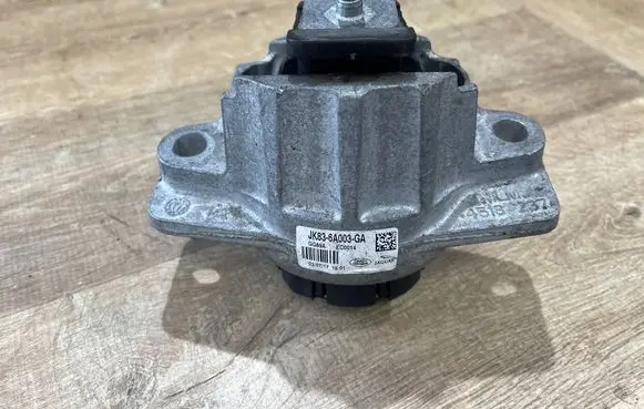 Land Rover Range Rover Velar Engine mount bracket JK836A003GA