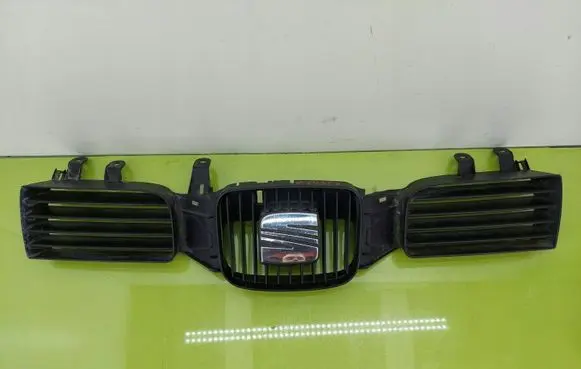 Seat Leon (1M) Front bumper upper radiator grill 1M0853651F