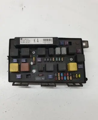Opel Zafira B Fuse module 13250232