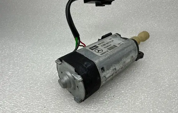 Mercedes-Benz CLK A209 C209 Steering column adjust motor A2205400288 404476 020621B