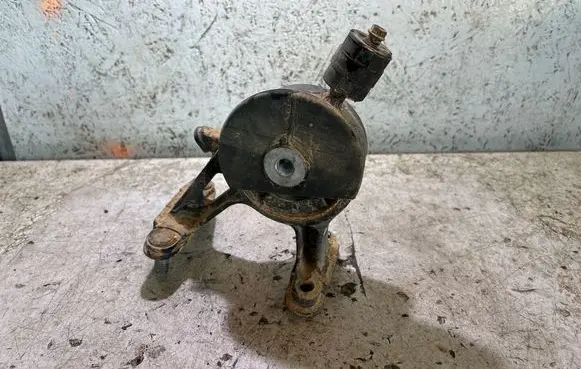 Toyota RAV 4 (XA40) Engine mount bracket