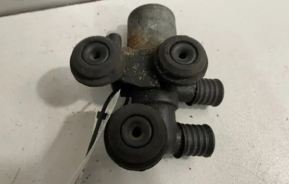 BMW 5 E39 Coolant heater control valve 8369805
