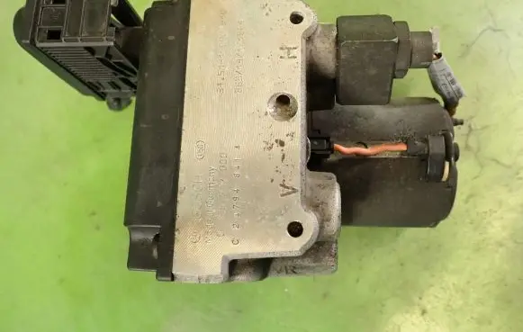 BMW 5 E39 ABS Pump 02652170001090910
