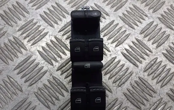 Seat Leon (1P) Front door window switch trim 