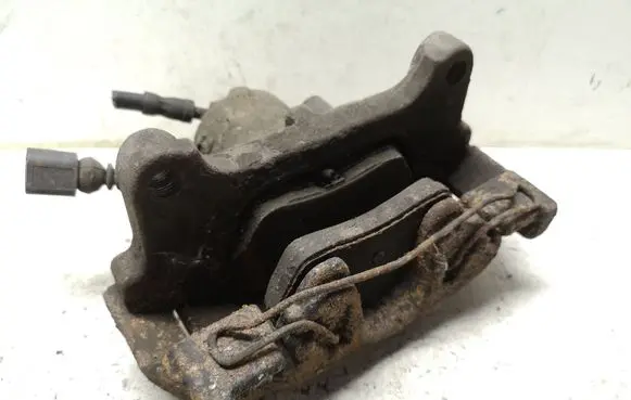Volkswagen PASSAT B7 Front brake caliper 581