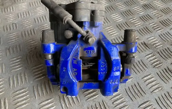 Volkswagen PASSAT B8 Rear brake caliper 3Q0615406