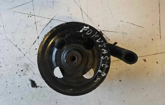 Ford Focus Power steering pump 6G913A733CA