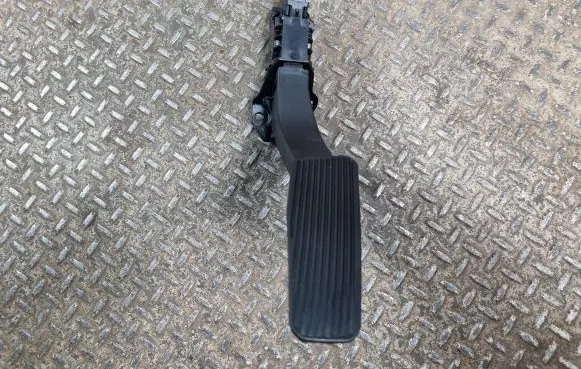 Chrysler Pacifica Accelerator throttle pedal 04581677AB