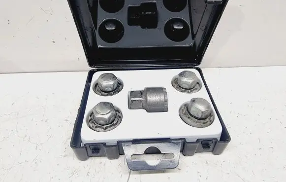 KIA Niro Anti-theft wheel nuts and lock LP490ADU00
