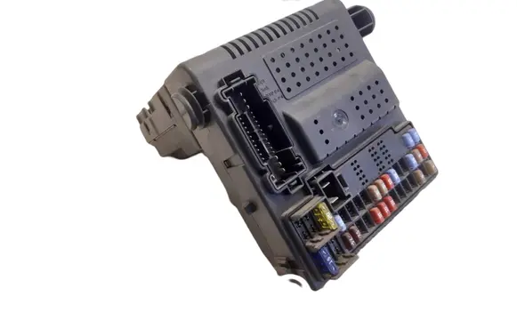 Volvo V70 Fuse module 30765646 06W121 28043321