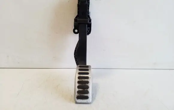 Volvo XC40 Accelerator throttle pedal 32143989