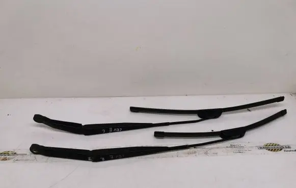 Honda CR-V Front wiper blade arm