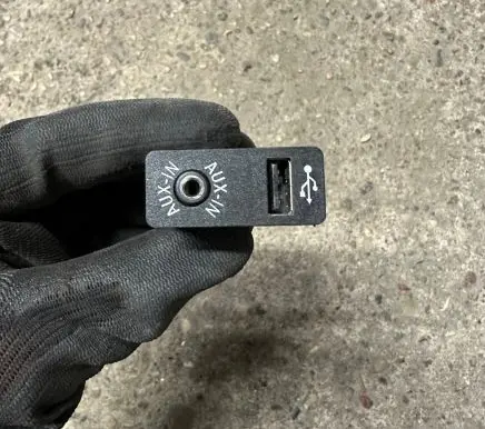 BMW 7 F01 F02 F03 F04 AUX in-socket connector 9237653