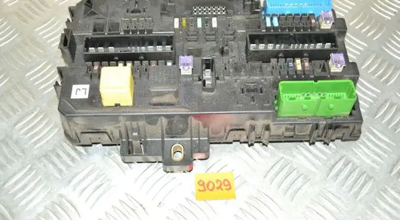 Opel Zafira B Fuse module 13268287