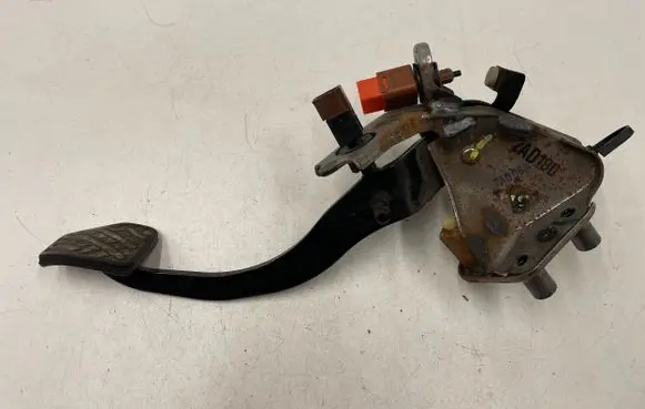 Nissan Juke I F15 Clutch pedal 
