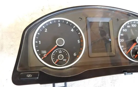Volkswagen Tiguan Speedometer (instrument cluster) 5N0920871B