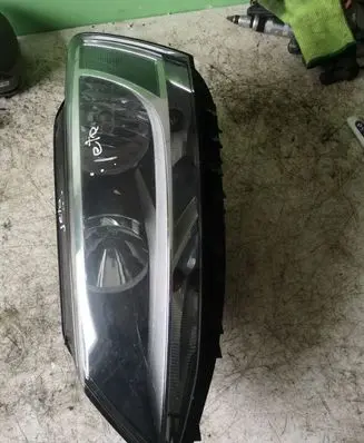 Volkswagen Jetta VI Headlight/headlamp