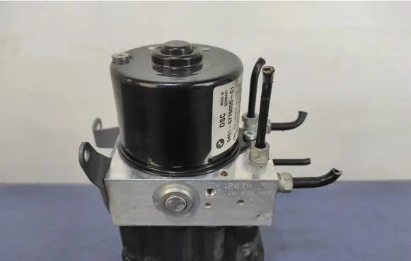 BMW 1 E82 E88 ABS Pump 677605