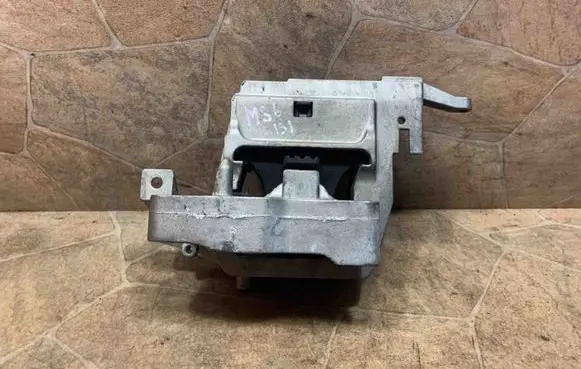 BMW 2 F46 Engine mount bracket 8835572