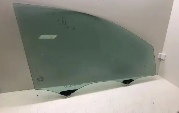 Honda CR-V Front door window glass four-door