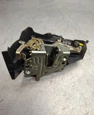 Mercedes-Benz E W210 Rear door lock 2027300535