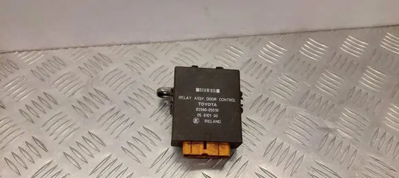 Toyota Carina T210 Door control unit/module 8598005010