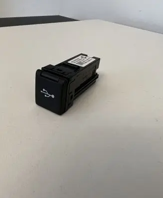 Toyota RAV 4 (XA50) USB socket connector 8619042031
