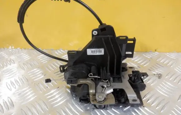 Volkswagen Caddy Front door lock 3B1837016