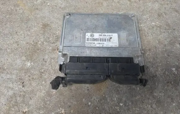 Volkswagen PASSAT B5.5 Engine control unit/module 3B0906018P