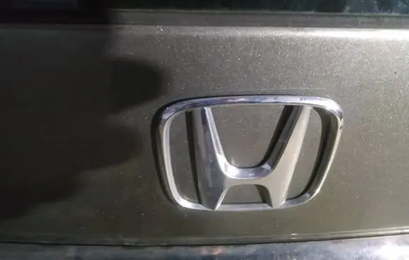 Manufacturer badge logo/emblem
