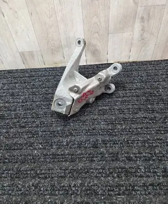 Engine mounting bracket