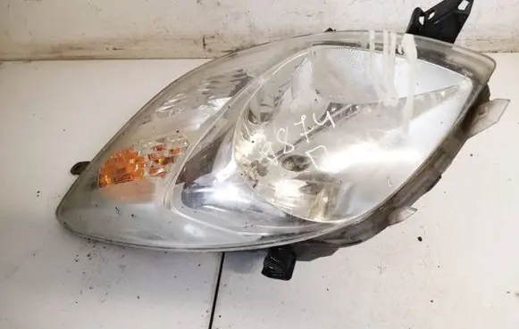 Toyota Yaris Headlight/headlamp 811100d120