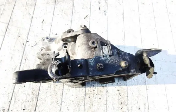 Opel Vectra C Engine mounting bracket 55196092