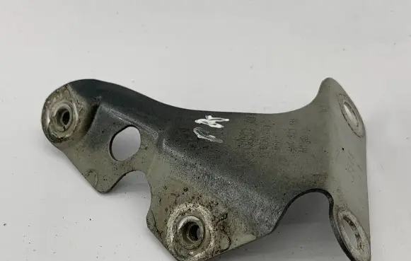 Audi Q7 4L Fender mounting bracket 4L0821135
