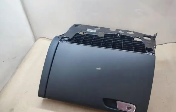 Glove box