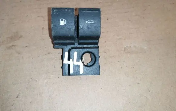 Volkswagen Jetta V Tailgate opening switch 1K0959832A