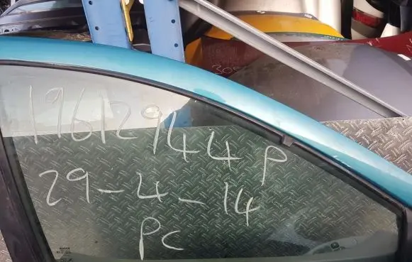 Nissan Almera Tino Front door window glass four-door