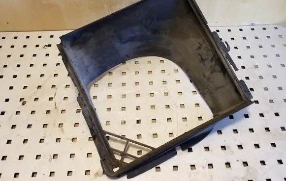 Volkswagen Touareg I Intercooler air channel guide 7L0117339