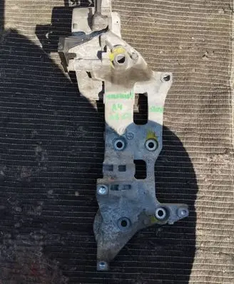 Volkswagen PASSAT B8 Generator/alternator bracket 04L903143D